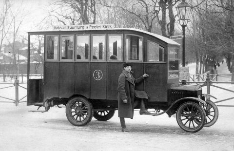 1909 Ford Model T - This bus has text above the windows that reads 'Vaksal, Suurturg ja Peetri Kirik'.