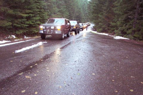 1996 Ford Bronco - Stopped to lock the hubs before getting into the snow. Total of 10 rigs. (12/13/2003)
