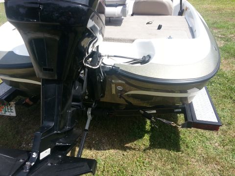 2003 Tracker Tournament - The rear view of a boat shows its outboard motor and trailer hitch, with a watermark at the bottom right.