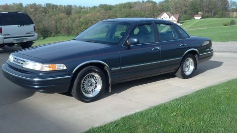 1996 Ford Crown Victoria photo