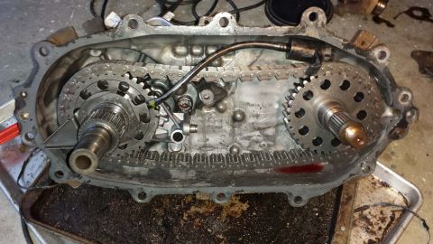 1987 Ford Bronco - Interior view of a transfer case, showing the chain and gears. The Supermotors.net logo is visible in the lower right corner.