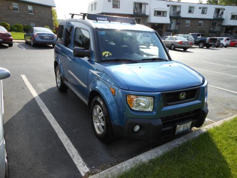 1996 Ford F-150 - A blue Honda Element is parked in a lot, a Thule roof rack and a license plate that reads SOT-0747.