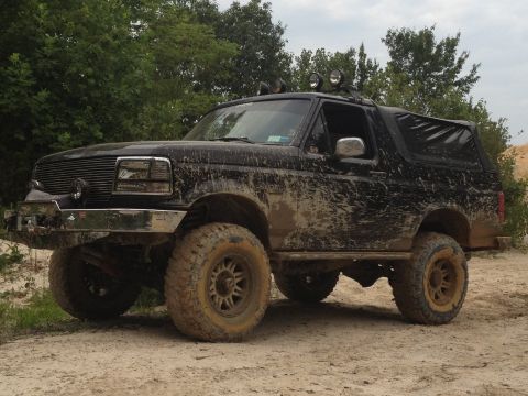 1995 Ford Bronco - This lifted 1995 Ford Bronco is covered in mud after off-roading.