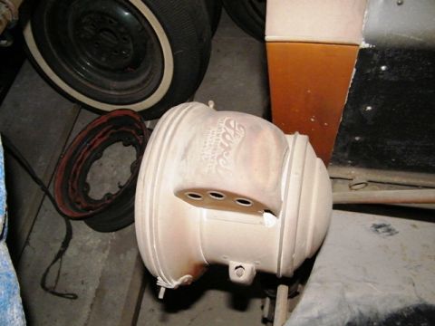 1912 Ford Model T - Part with 'Ford Model T 1915' text visible, next to a tire and rim.