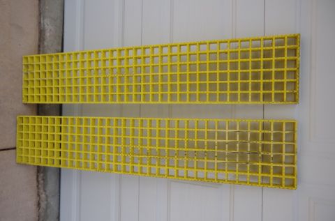 1983 Ferrari Enzo - These yellow grates do not appear to be related to a 1983 Ferrari Enzo.