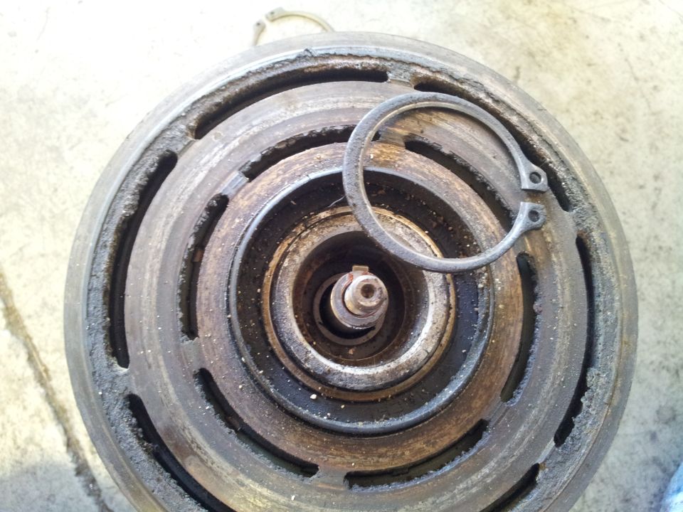 Air conditioning compressor clutch assembly with retaining clip