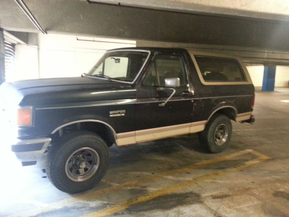 1989 Ford Bronco, 3/4 front view, dark brown and tan