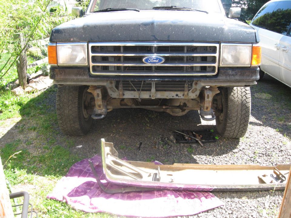 Poor little chinless Bronco.  Without the bumper you can really see how bad my springs are.