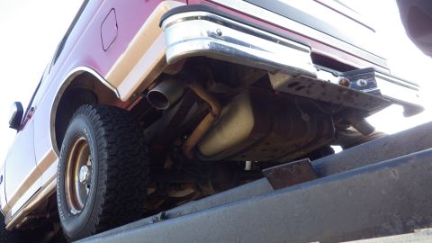 1995 Ford Bronco - Rear view of a 1995 Ford Bronco, focusing on the undercarriage components.