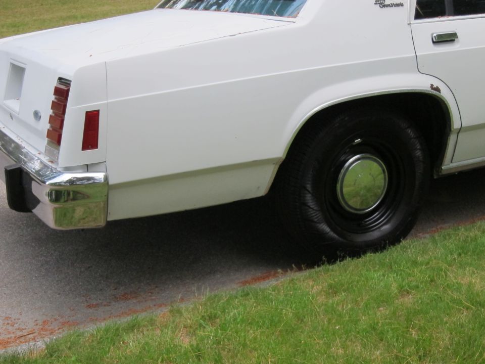 1991 Ford Crown Victoria LTD rear quarter panel and wheel