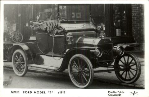 1909 Ford Model T - This early Ford Model T touring car features a prominent radiator and large headlamps.