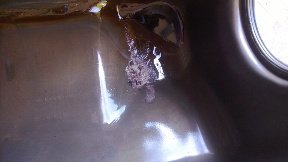 Engine oil pan with rust and debris, showing a SuperMotors watermark