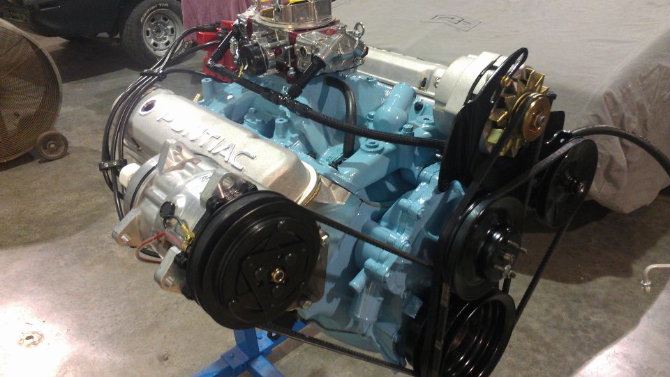 Pontiac V8 engine with blue block and silver valve covers