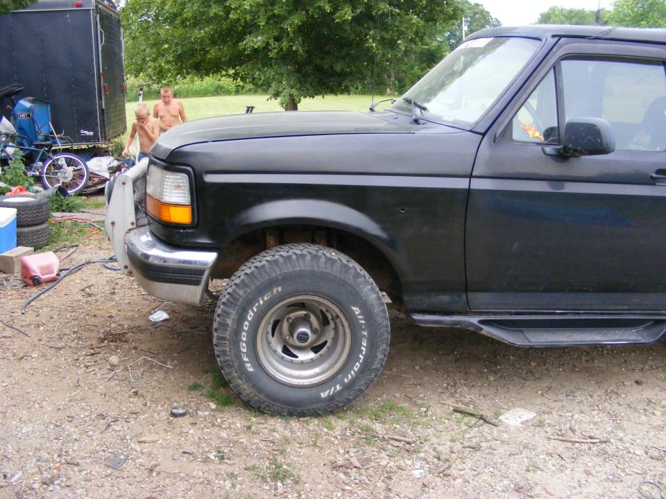 Black 1996 Ford Bronco 3q-front view showing front wheel and fender