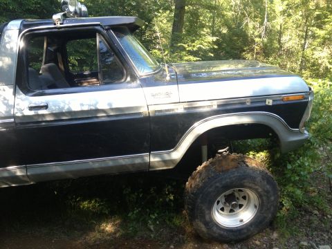 1979 Ford Bronco - This lifted 1979 Ford Bronco features a two-tone paint scheme and auxiliary lighting on the roof.