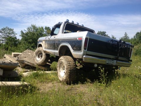 1979 Ford Bronco - This lifted Ford Bronco is navigating a challenging obstacle course made of concrete slabs.