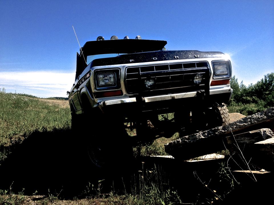 1979 Ford Bronco 3q-front view, black, off-roading