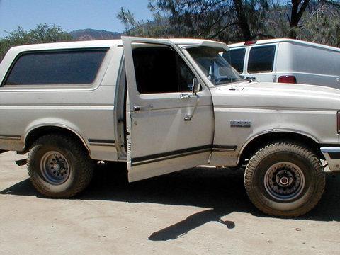 1988 Ford Bronco - This is a pic of my Bronco before the lift. Not much room between the tires and fender. hehe.. Couldn't get to wicked with that action. So,…