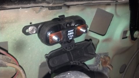 1995 Ford Bronco - Close-up of a vehicle's electrical fuse holder with a 175A fuse installed.