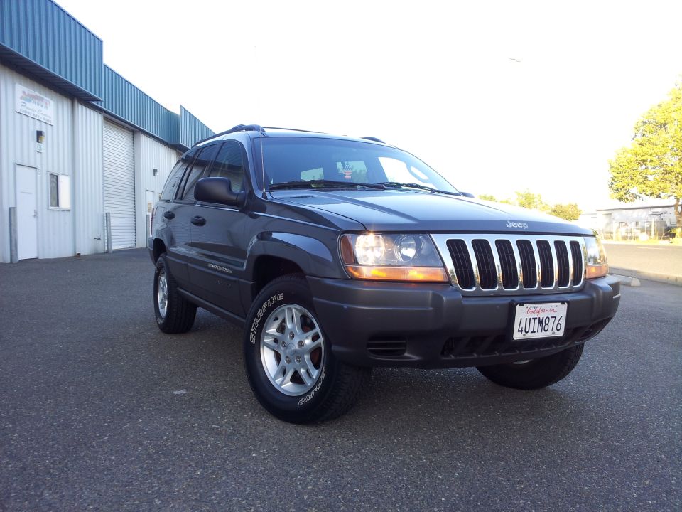 Dark gray 2002 Jeep Grand Cherokee 3q-front view