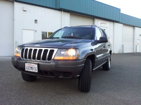 2002 Jeep Grand Cherokee - 2002 Jeep Grand Cherokee with California license plate LUIM876.