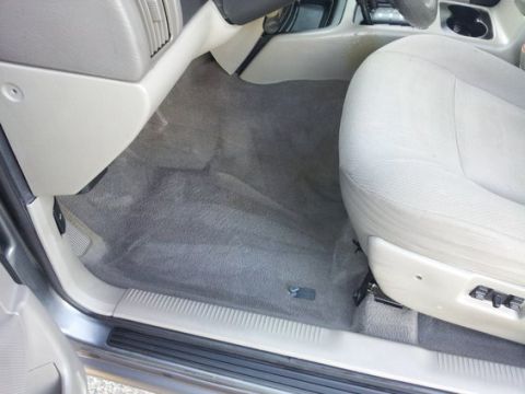 2002 Jeep Grand Cherokee - Passenger side interior view of a 2002 Jeep Grand Cherokee, focusing on the floor and seat.