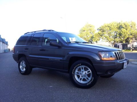 2002 Jeep Grand Cherokee - This Jeep Grand Cherokee features a distinctive grille and body style, indicating a model year around 2004.