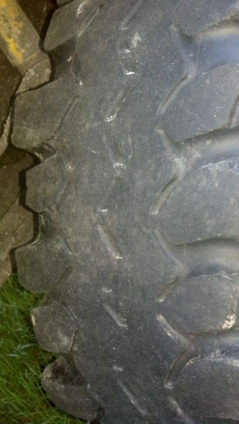 1983 Ford F-250 - Close-up view of a tire tread, with a Supermotors.net watermark visible at the bottom.