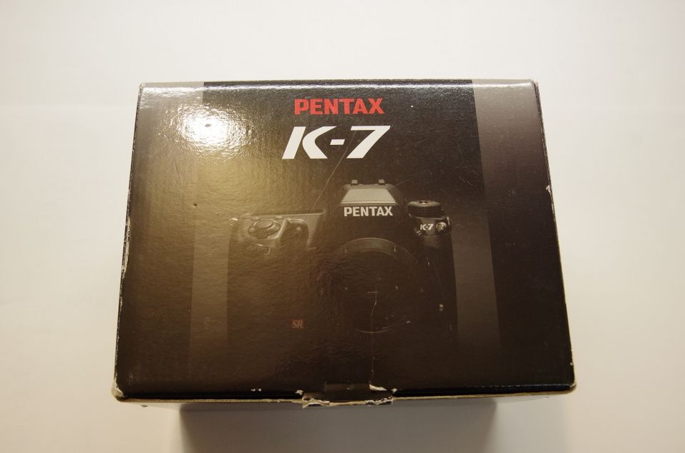 Pentax K-7 camera box with image of camera on front