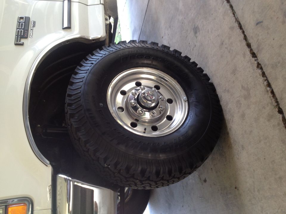 1997 Ford F-350 front fender and wheel with chrome trim