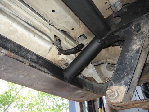 1993 Toyota 4Runner - Aftermarket reinforcement bars are installed on the underbody of the vehicle.