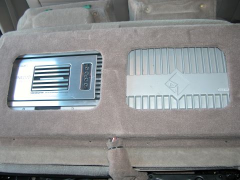 2002 Ford Excursion - Another shot of the amps