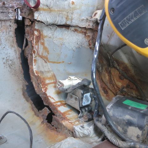 1995 Ford Bronco - Severe rust damage is visible in the wheel well, compromising the structural integrity of the vehicle.