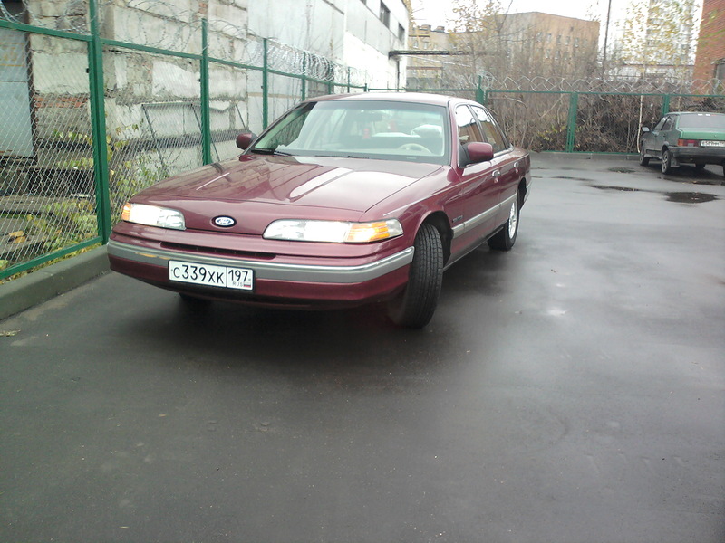 Maroon 1992 Ford Crown Victoria, 3q front view