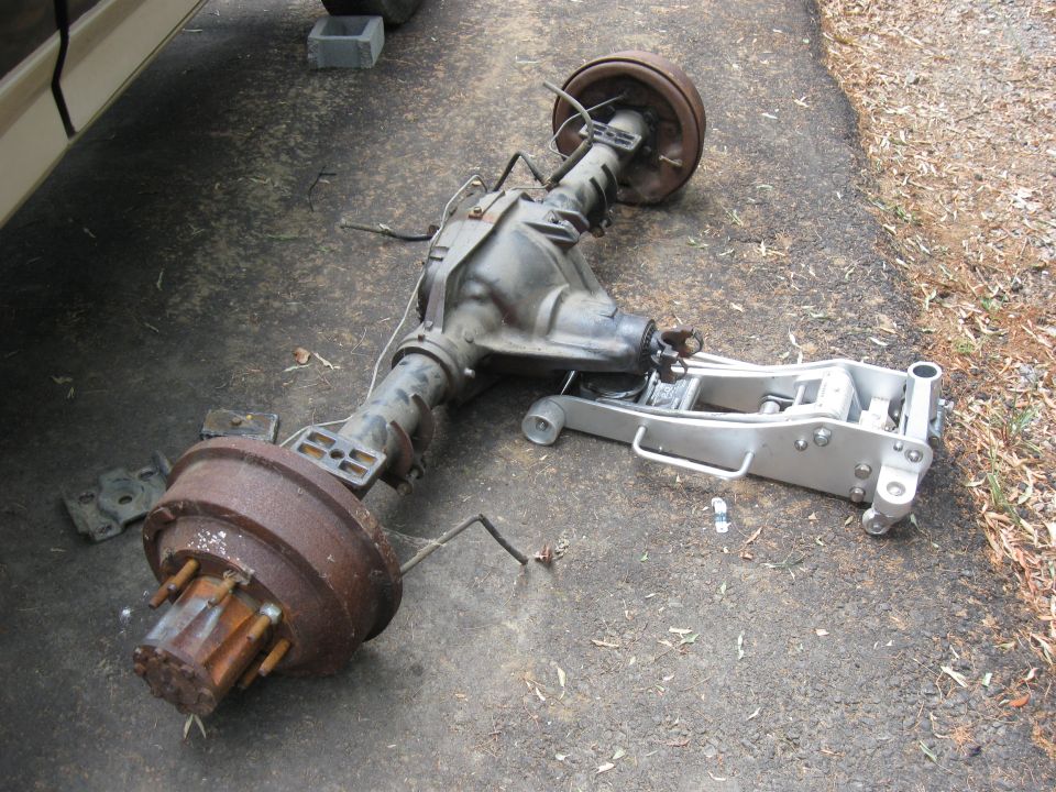 Rear axle assembly with drum brakes and a floor jack