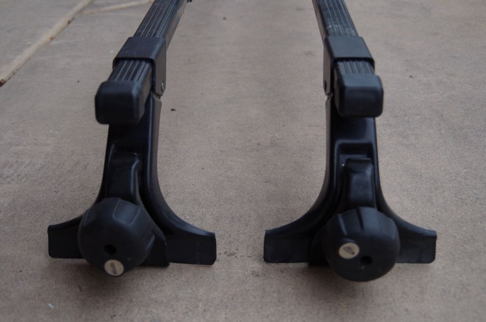 Pair of black roof rack crossbars with locking mechanisms