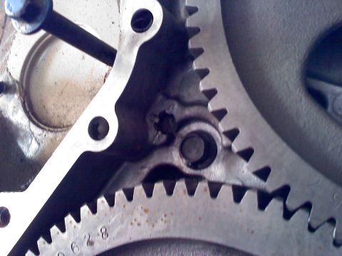 1995 Ford Bronco - Meshing engine gears, one showing part number 0628.