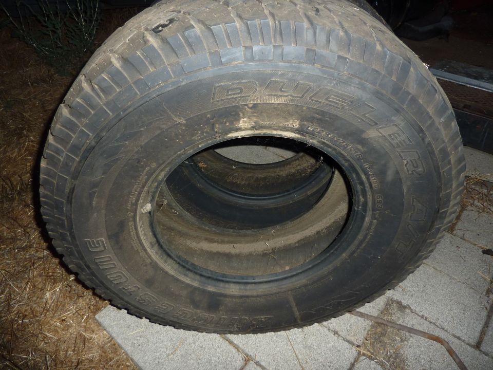 Two stacked tires, top tire shows "DUELER LT285/75R16" text.