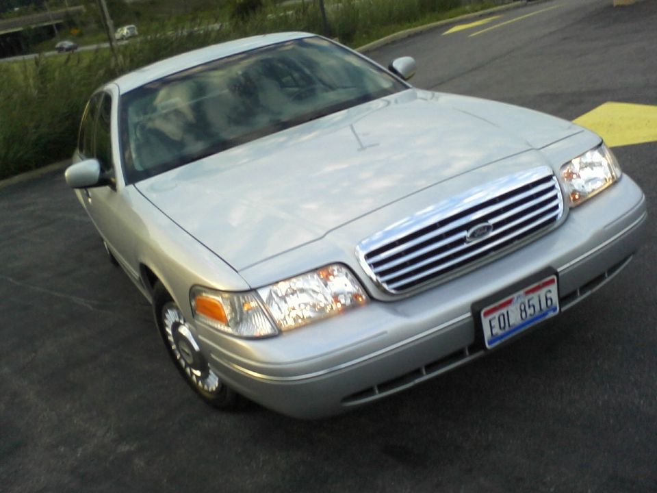Silver 2001 Ford Crown Victoria front 3/4 view with chrome grille and license plate FOL 8516