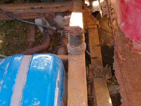 1979 Ford Bronco - Passenger rear body mount, rusted through body.