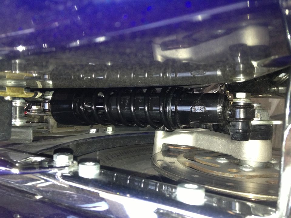 2007 Harley Touring FLHTCU progressive 412 13" shock install