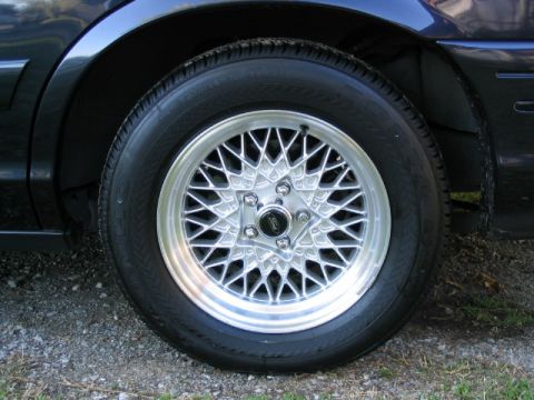 1999 Ford Crown Victoria - The wheel on a 1999 Ford Crown Victoria features a distinctive mesh-spoke design.