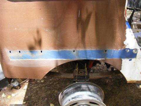 Rear fender and suspension of a vehicle with a detached wheel rim
