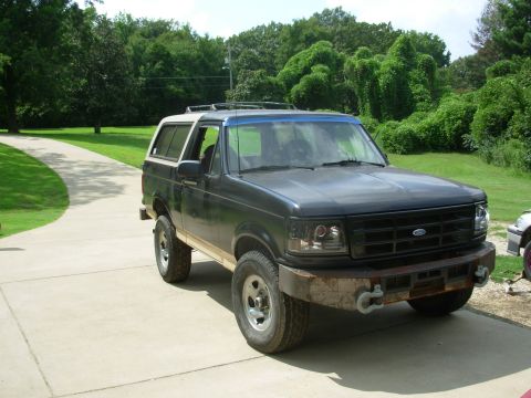 1983 Ford Bronco - Just a short trip to Greg's, but it's ROLLING again! The front bumper's outboard panels are only held on by tack welds, and the windshield…
