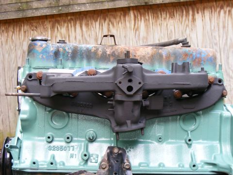 Engine block with intake manifold and carburetor. Part number 3235077 visible