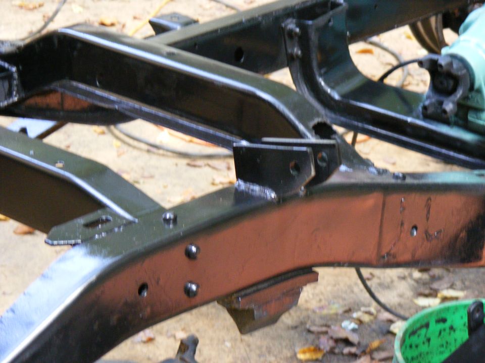Black painted vehicle frame with visible mounting points and a Supermotors.net watermark
