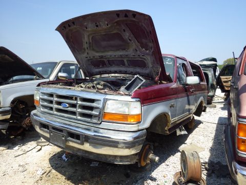1983 Ford Bronco - 96 Bronco XLT 5.8L E4OD The only useful parts I found on this catastrophe were the hard splash guards, but the LHF one was missing. http://…