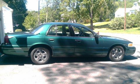 2001 Ford Crown Victoria photo