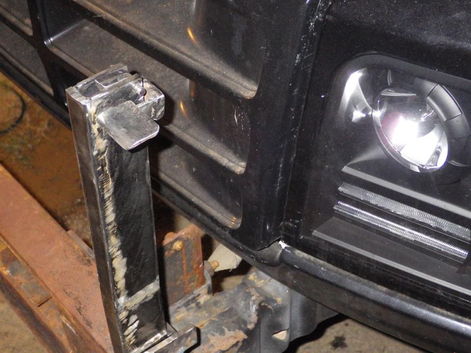 This lever operates the latch at the bottom of the upright, inside the bumper, but I'm not happy with it...