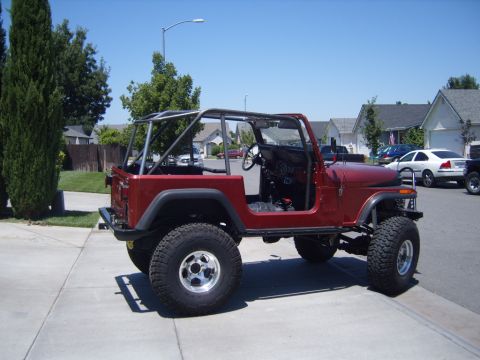1985 Jeep CJ7 - This 1985 Jeep CJ7 has an aftermarket roll cage and is missing its doors.